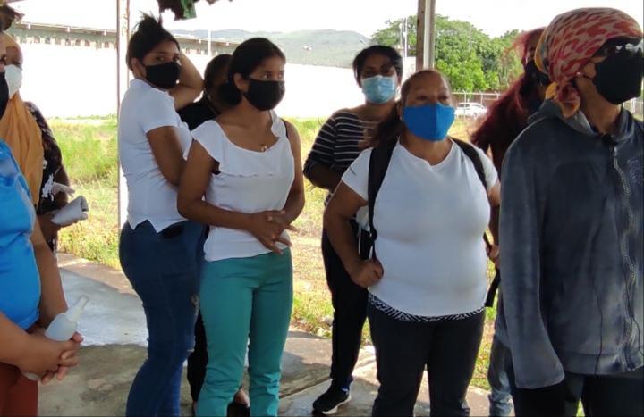 Denuncian que siguen detenidos los acusados por el hackeo de las pantallas del aeropuerto teniendo boleta de excarcelación