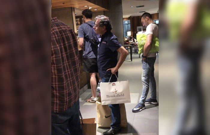 Así recuerdan la imagen viralizada en 2018 en la que se veía al hoy presidente colombiano Gustavo Petro comprando artículos de marcas famosas en una tienda en Argentina