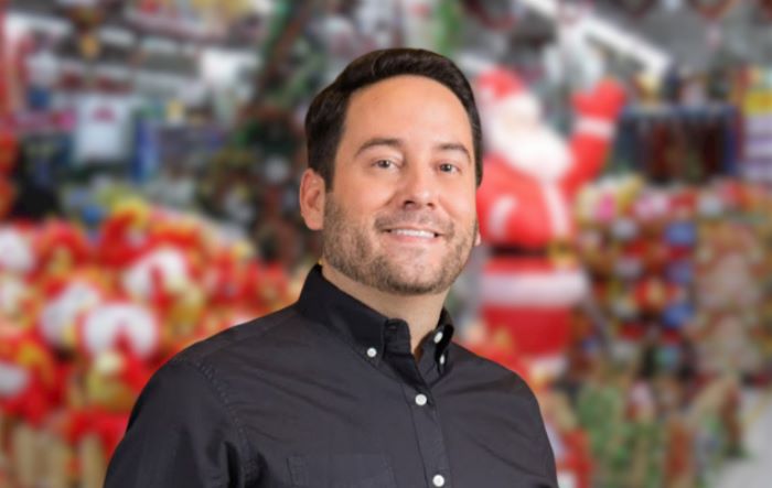 Así Jesús Font, en una Venezuela en crisis, vende en su tienda en Caracas artículos navideños hasta en miles de dólares