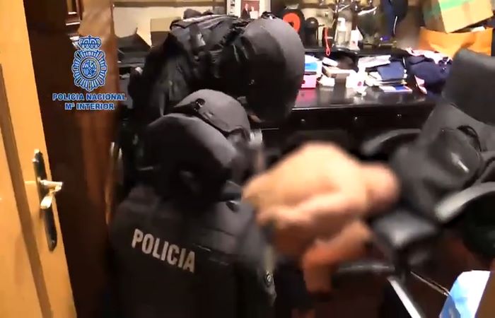 Cinco detenidos en Madrid en operativo policial contra red acusada de amenazar y extorsionar a exdirectivo de un club de fútbol y a otros empresarios