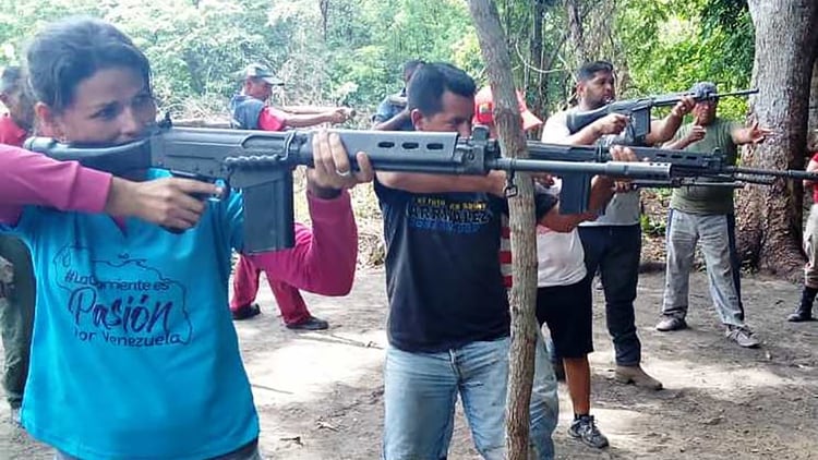 Así entrena el chavismo a civiles en el manejo de armas en la frontera entre Venezuela y Colombia