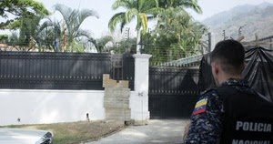 Sebin a las afueras de la embajada de España esperando salida de Leopoldo López