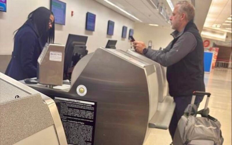 Alberto Vollmer es visto en un aeropuerto –