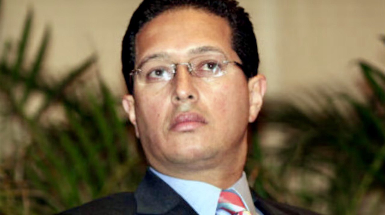 ELIGIO CEDEÑO TRATA DE RASPAR LO QUE QUEDA EN LA OLLA ANTES DE QUE SE ACABE.