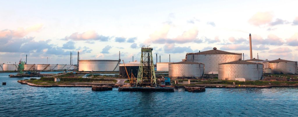 Gobierno de Curazao frustrado y preocupado por retrasos en la reactivación de su refinería