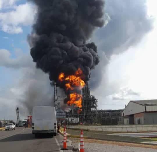 🔥 Hipótesis de sabotaje en incendio de planta en Petrocedeño / Operadores evitaron daños humanos tras explosión en columna de destilación – La Tabla Blog