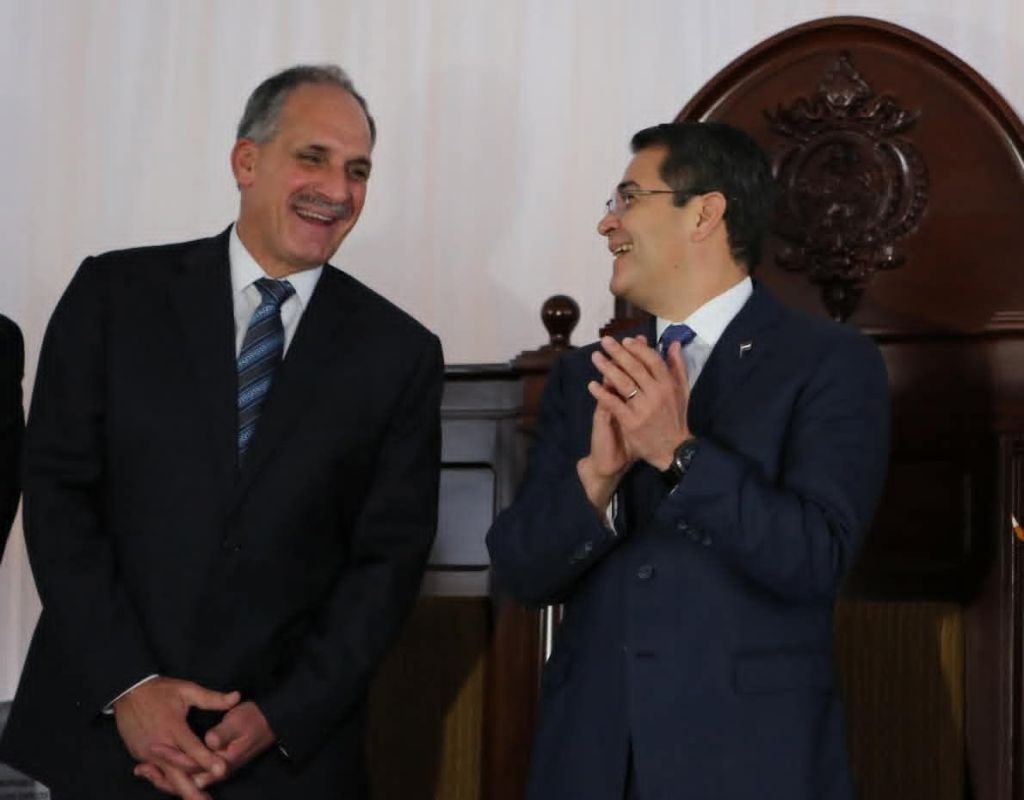 indulta a un expresidente condenado y promueve a su protegido en Honduras –