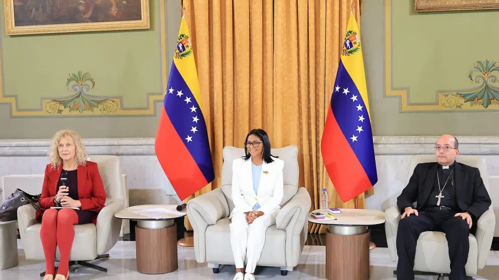 Delcy Rodríguez atribuye el 3 de enero a “posiciones extremas” internas, omite la responsabilidad de EE.UU. y llama a desterrar el conflicto de la política venezolana – La Tabla Blog