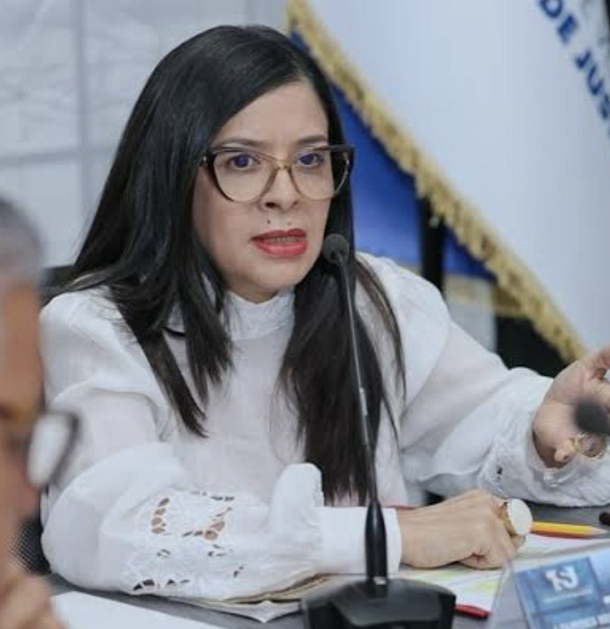 Magistrada Lourdes Benicia Suárez Anderson raspa la olla antes de huir, Trata de cambiar dictamen para favorecer a mafioso que René Díaz Toledo, expropietario de «Superautos Las Mercedes»