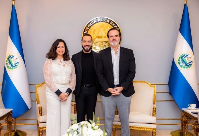 Mauricio Claver-Carone y su «compañera de vida» reivindican la autoría del «plan de las tres fases» – La Tabla Blog